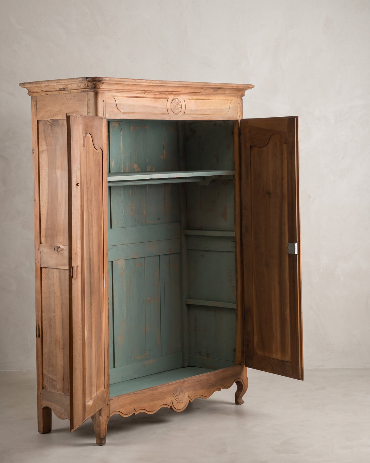 Armario antiguo de nogal vista lateral con puertas abiertas e interior verde — Antique Arte y Decoración