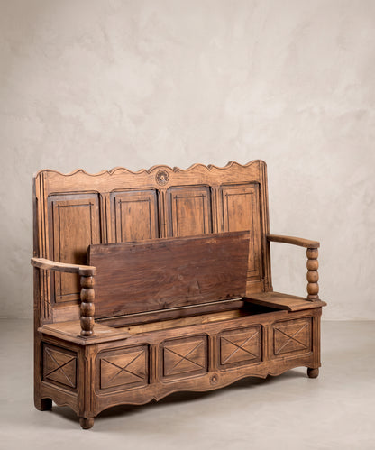 Banco arcón con el asiento levantado, arcón abierto — Antique Arte y Decoración