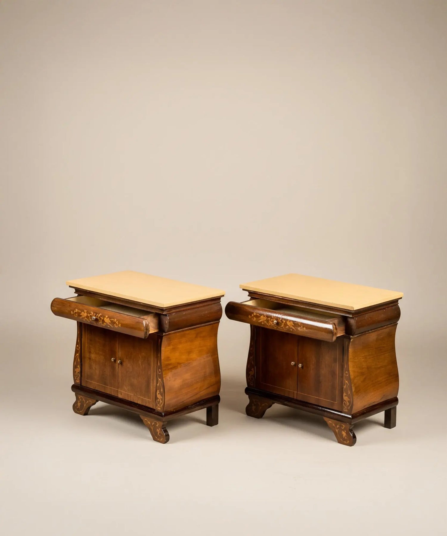 Pareja de mesitas de noche vintage