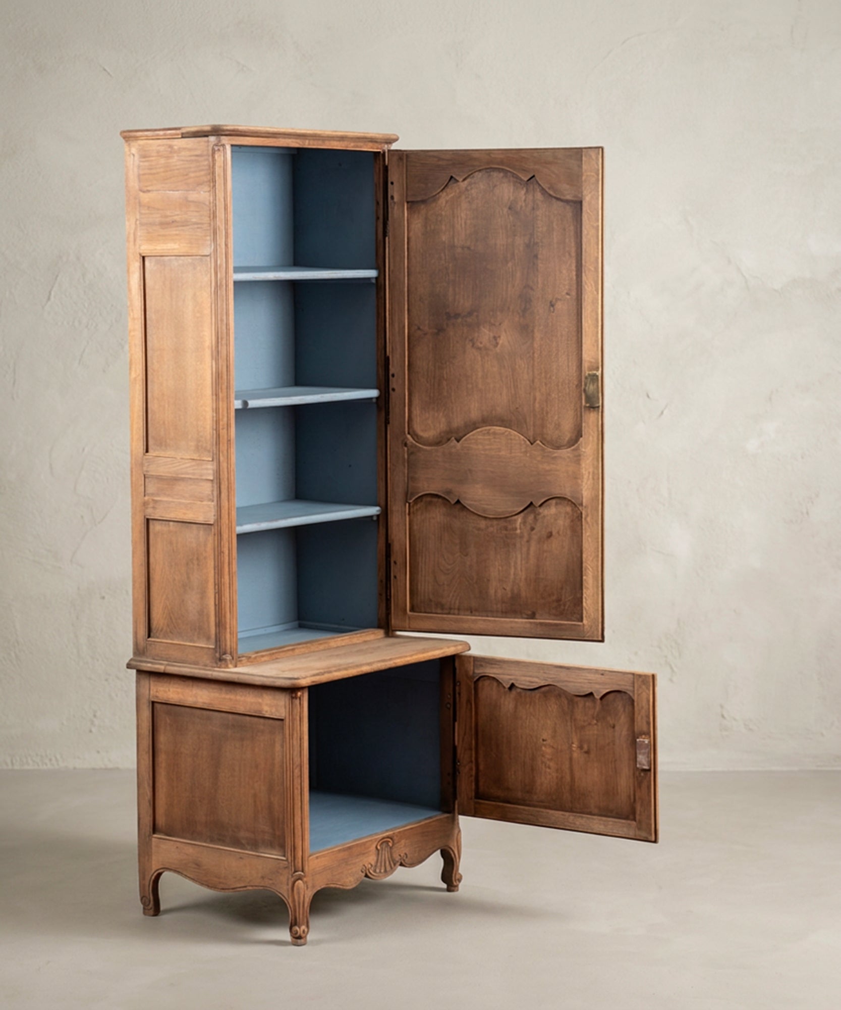 Armario dos cuerpos abierto vista lateral con interior azul y dos puertas con llave — Antique Arte y Decoración