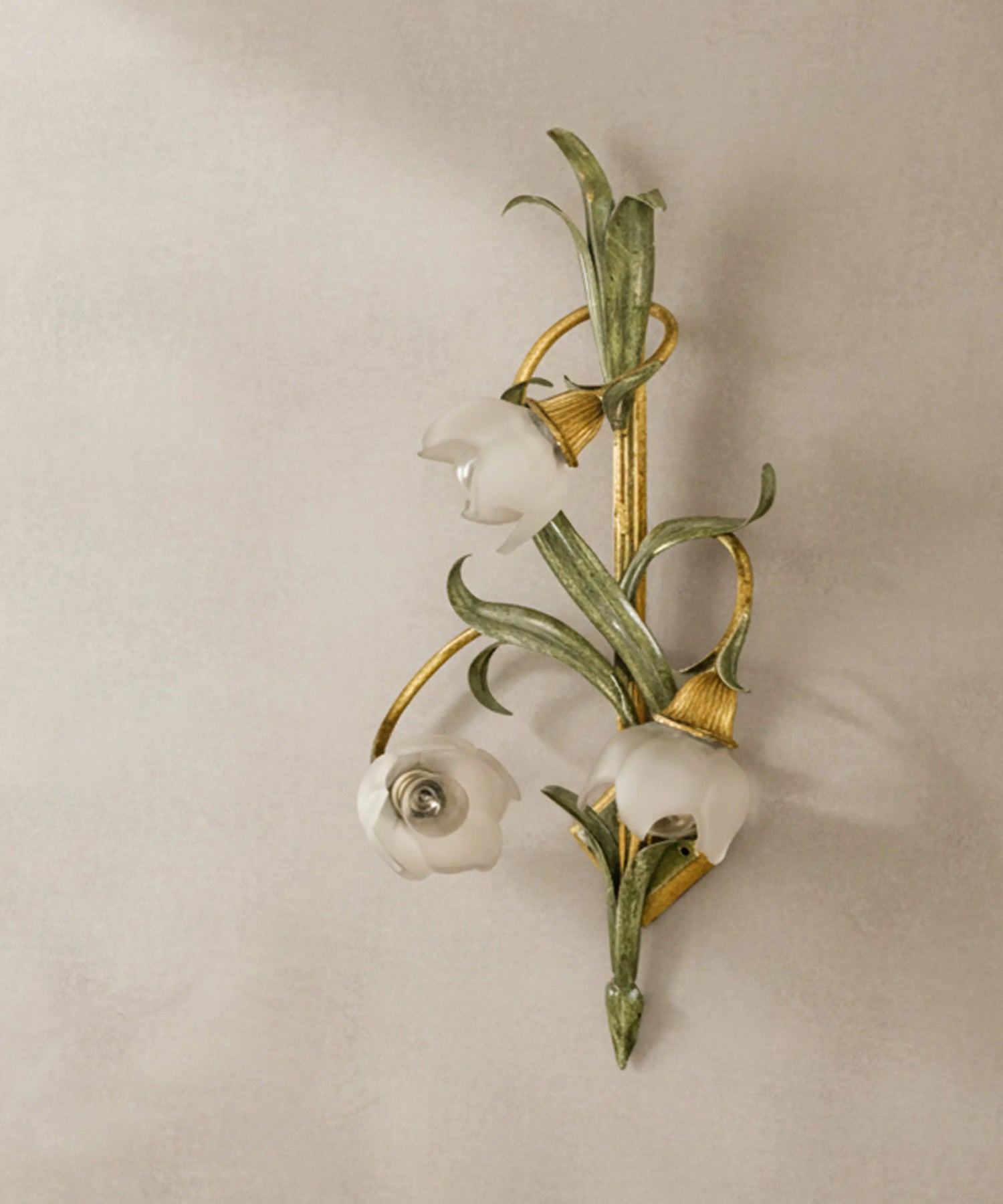 Aplique de Pared en Forja Floral Verde y Dorada con Tulipas de Cristal