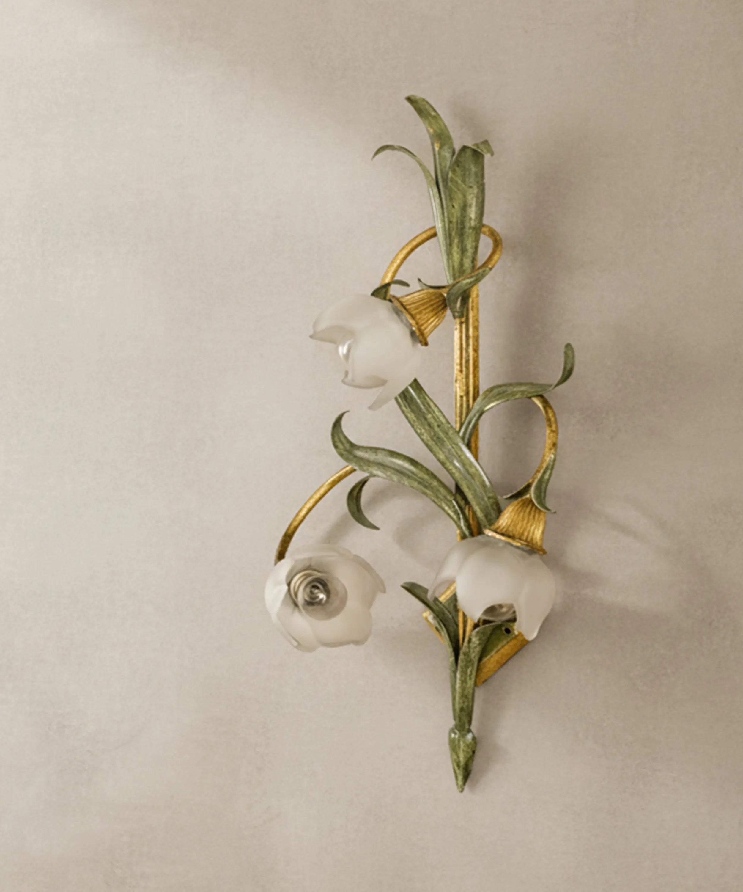 Aplique de Pared en Forja Floral Verde y Dorada con Tulipas de Cristal