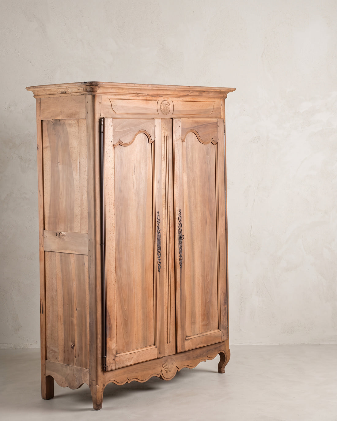 Armario antiguo francés vista lateral, faldón con venera tallada y pata curva — Antique Arte y Decoración