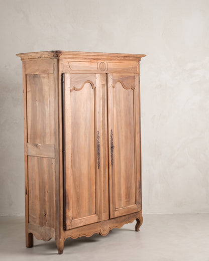 Armario antiguo francés vista lateral, faldón con venera tallada y pata curva — Antique Arte y Decoración