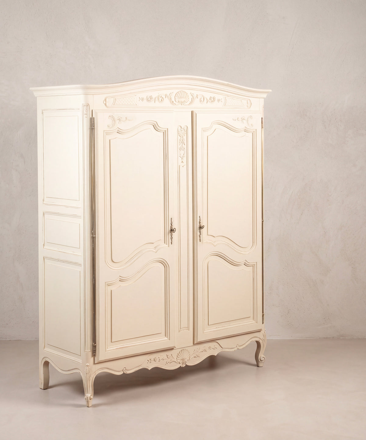 Armario Luis XV vista lateral izquierda con costado de paneles y pernios de latón — Antique Arte y Decoración
