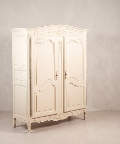Armario Luis XV vista lateral izquierda con costado de paneles y pernios de latón — Antique Arte y Decoración