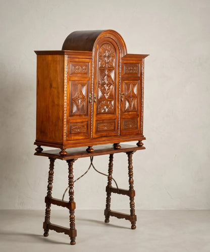 Perspectiva en ángulo del mueble español, mostrando la profundidad de la bóveda de cañón superior y la estructura de la mesa de fiadores.