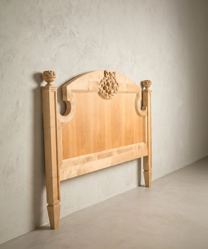 Cabecero de madera maciza vista lateral mostrando profundidad y patas tronco-piramidales — Antique Arte y Decoración