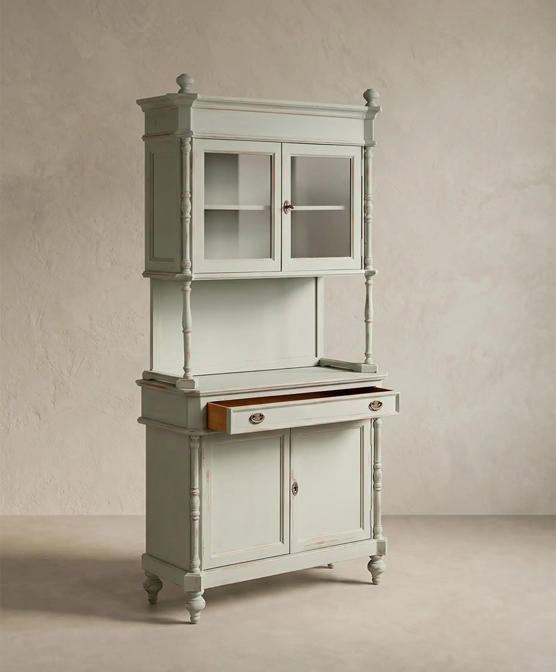Alacena vintage francesa en azul cielo decapé vista lateral con cajón abierto interior — Antique Arte y Decoración