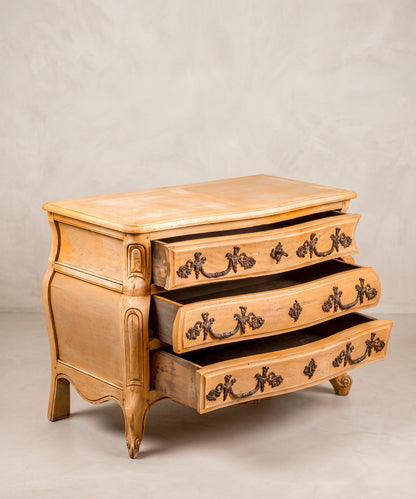Cómoda con los tres cajones abiertos, vista de tres cuartos — Antique Arte y Decoración