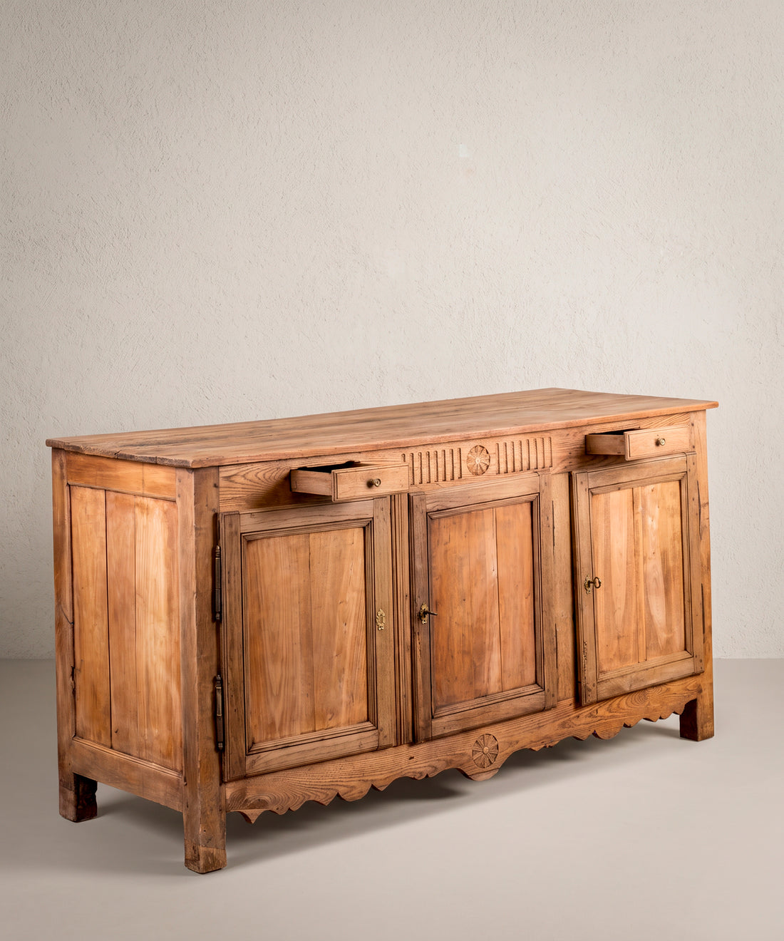 Aparador antiguo francés con los dos cajones del friso abiertos — Antique Arte y Decoración