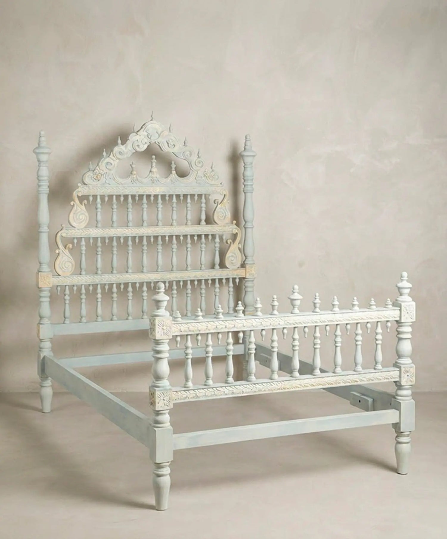 Cama portuguesa de bilros en roble macizo restaurada vista lateral estructura completa cabecero y piecero — Antique Arte y Decoración