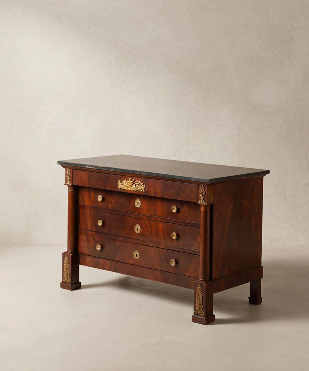 Cómoda antigua Imperio vista lateral con columna exenta de caoba — Antique Arte y Decoración