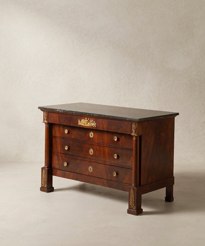Cómoda antigua Imperio vista lateral con columna exenta de caoba — Antique Arte y Decoración