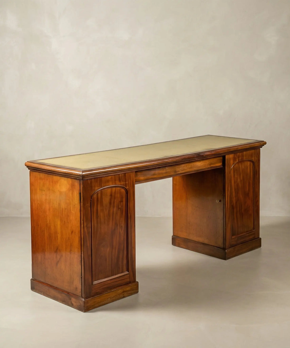 Escritorio antiguo de doble pedestal en madera de caoba con paneles tallados y diseño clásico.