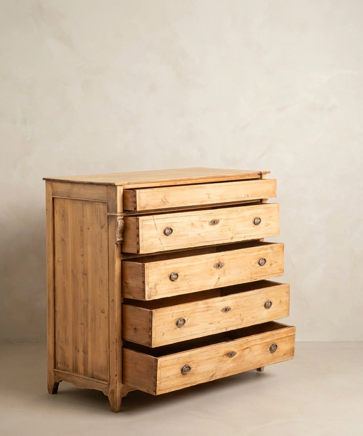 Cómoda antigua pino natural vista lateral panelado estriado patas rectas — Antique Arte y Decoración