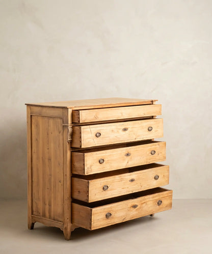 Cómoda antigua pino natural vista lateral panelado estriado patas rectas — Antique Arte y Decoración