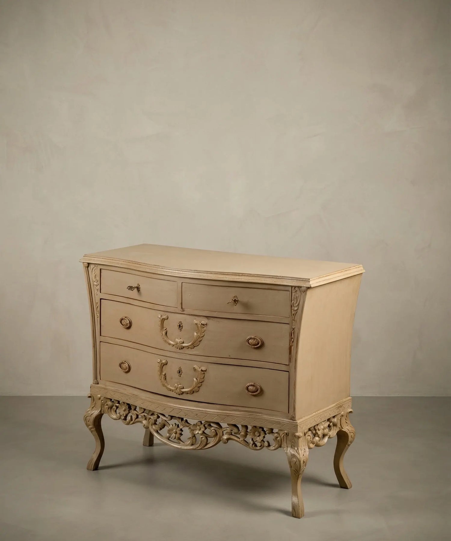 Cómoda Bombé de tres cajones estilo Luis XV