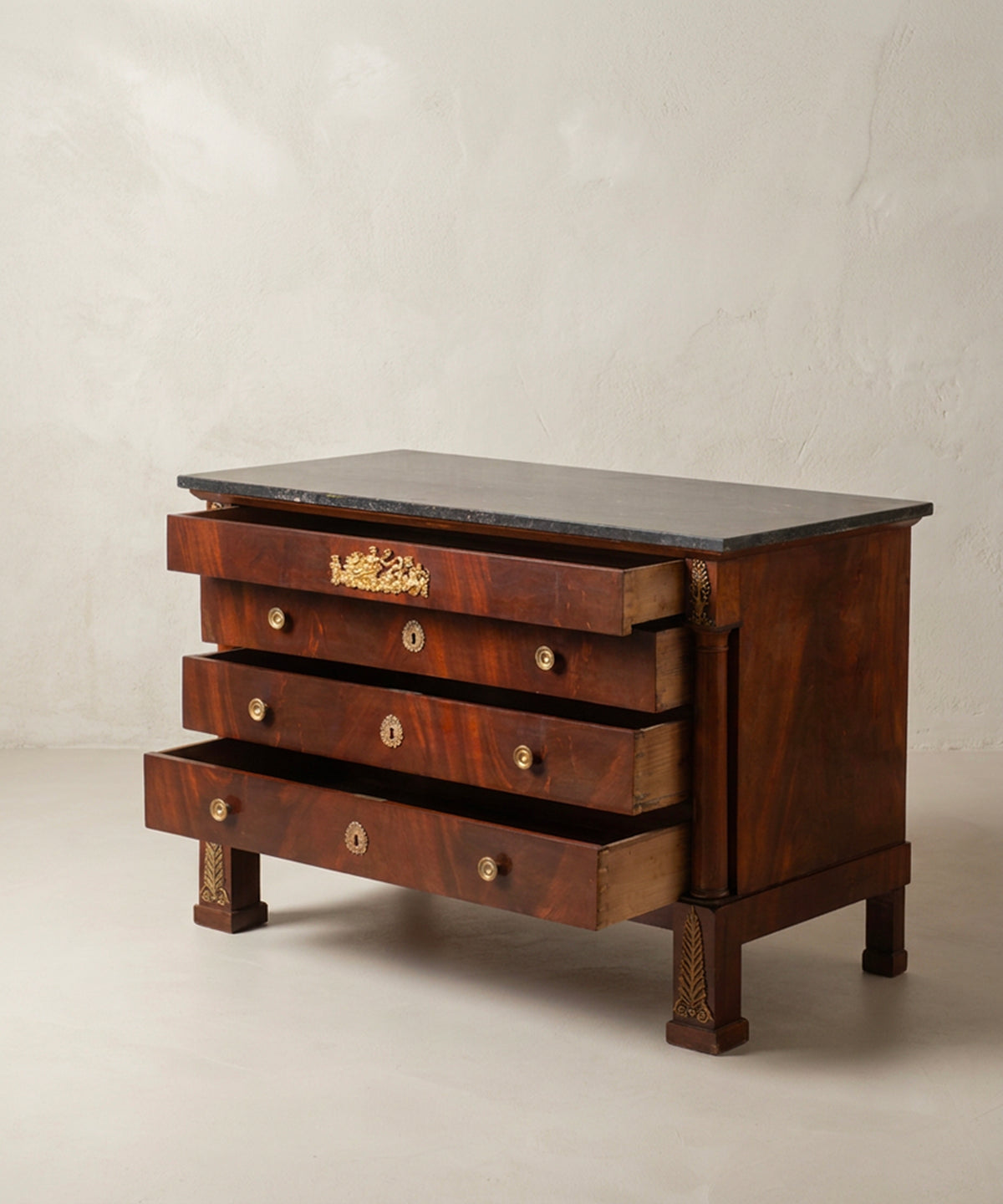 Cómoda Imperio con cajones abiertos e interiores de madera de época — Antique Arte y Decoración