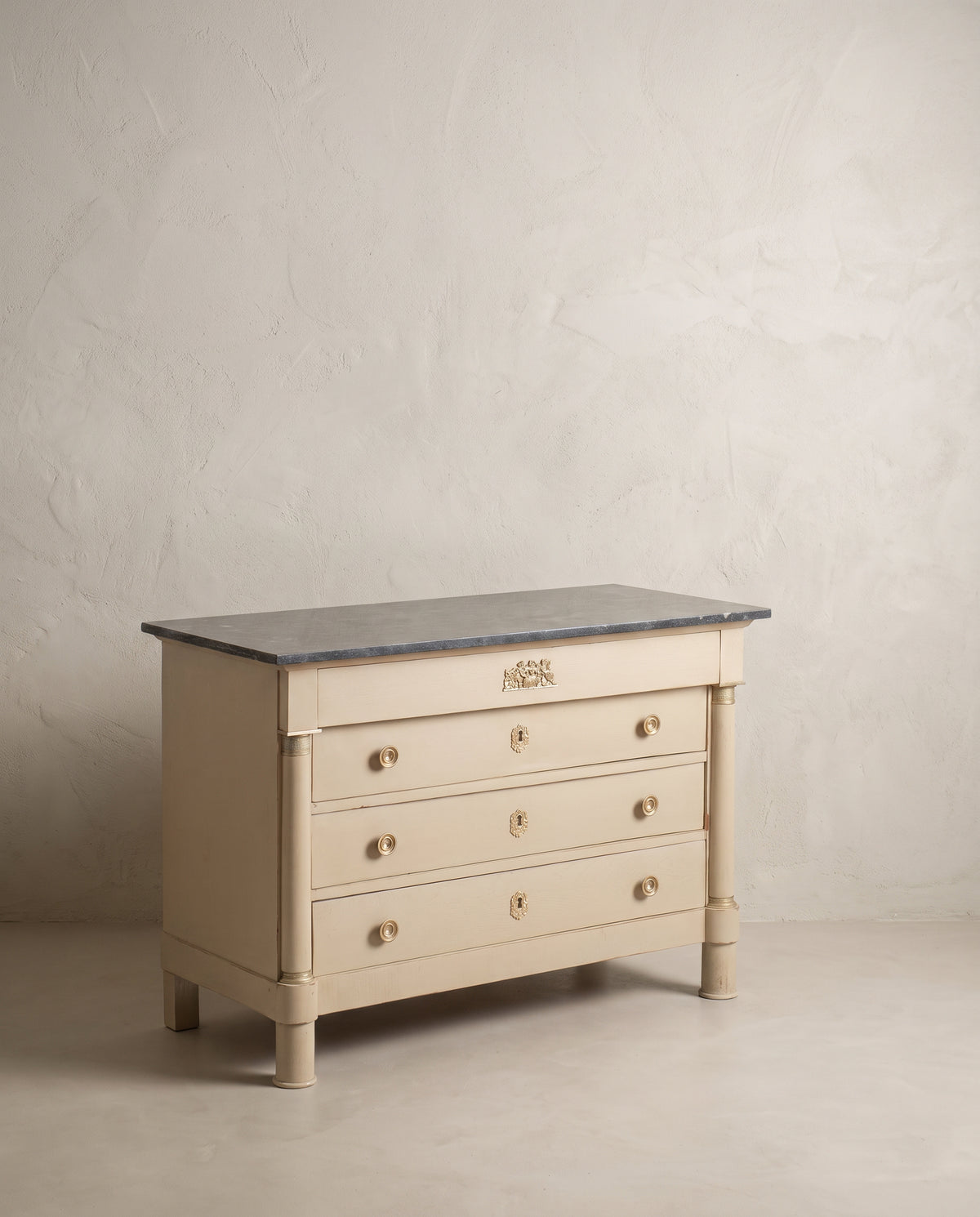 Cómoda Imperio pintada en beige vista lateral con columna y costado — Antique Arte y Decoración