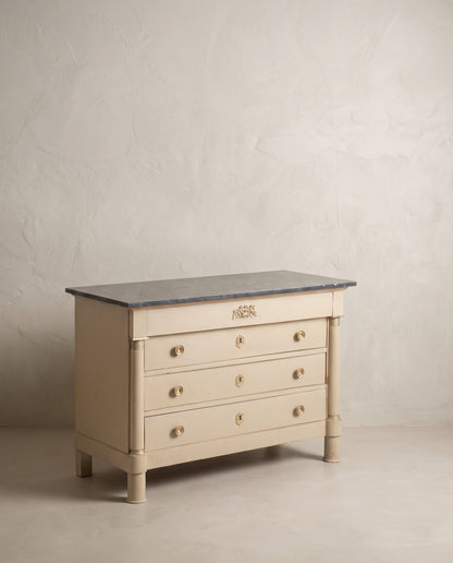 Cómoda Imperio pintada en beige vista lateral con columna y costado — Antique Arte y Decoración