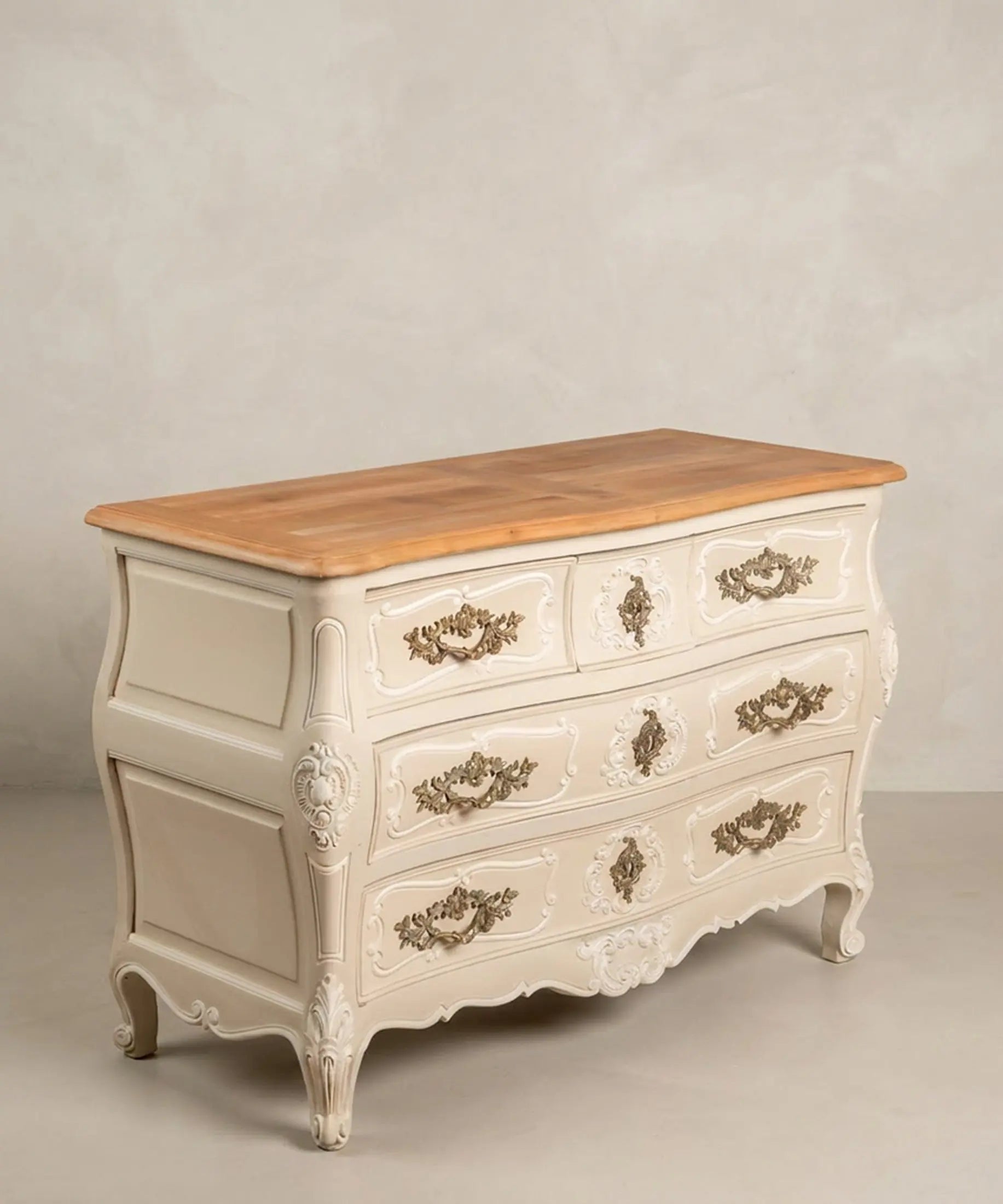 Cómoda Luis XV blanca vista lateral izquierda frente abombado madera — Antique Arte y Decoración