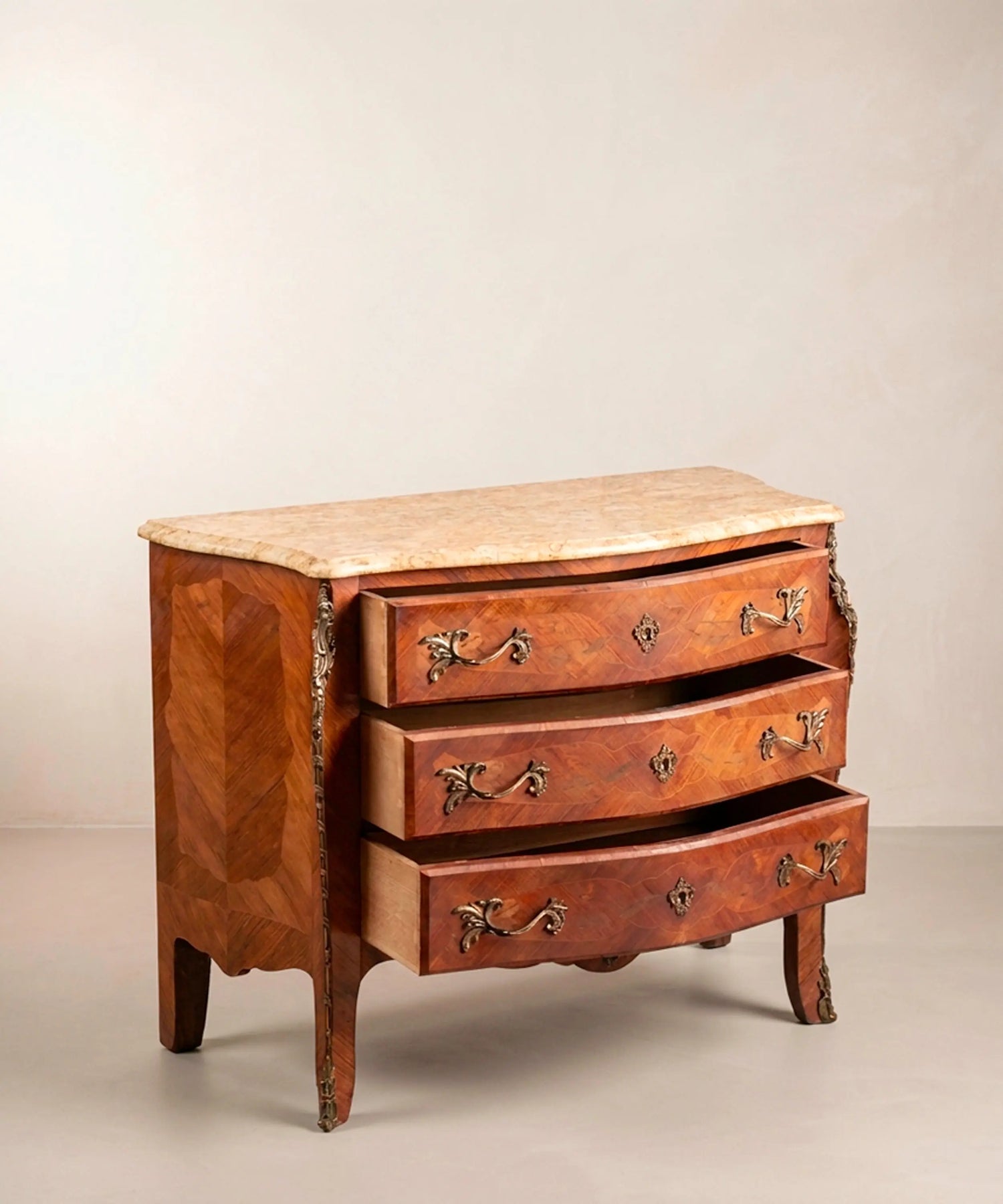 Cajones de cómoda vintage abiertos mostrando los ensambles de cola de milano en madera maciza.