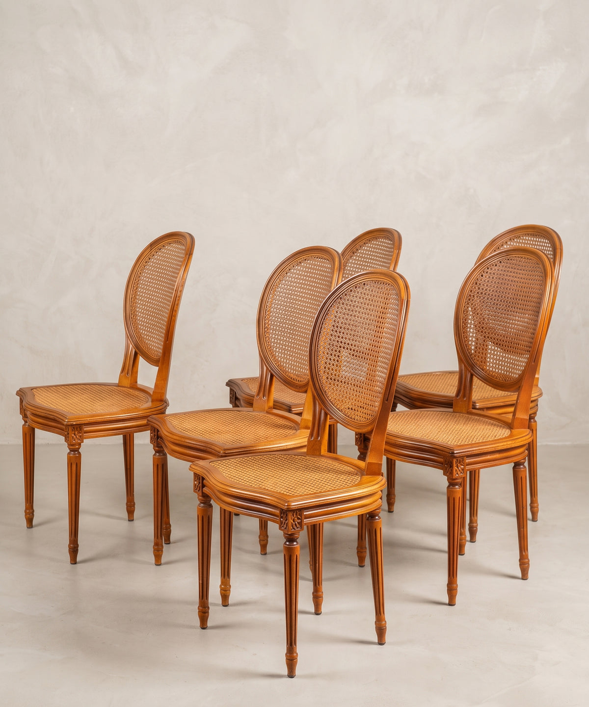 Sillas medallón vintage vista lateral asiento en escudo y rosetas talladas — Antique Arte y Decoración