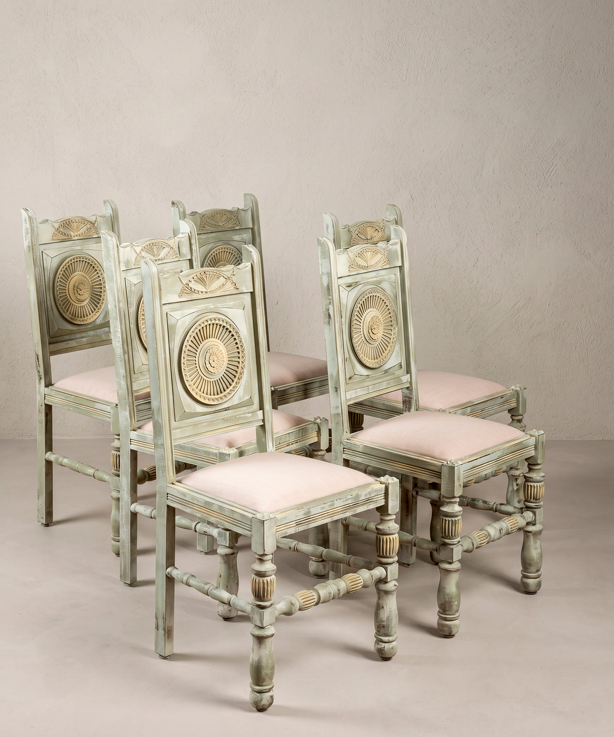 Conjunto de sillas de comedor vintage verde decapé con asientos de lino, vista diagonal — Antique Arte y Decoración