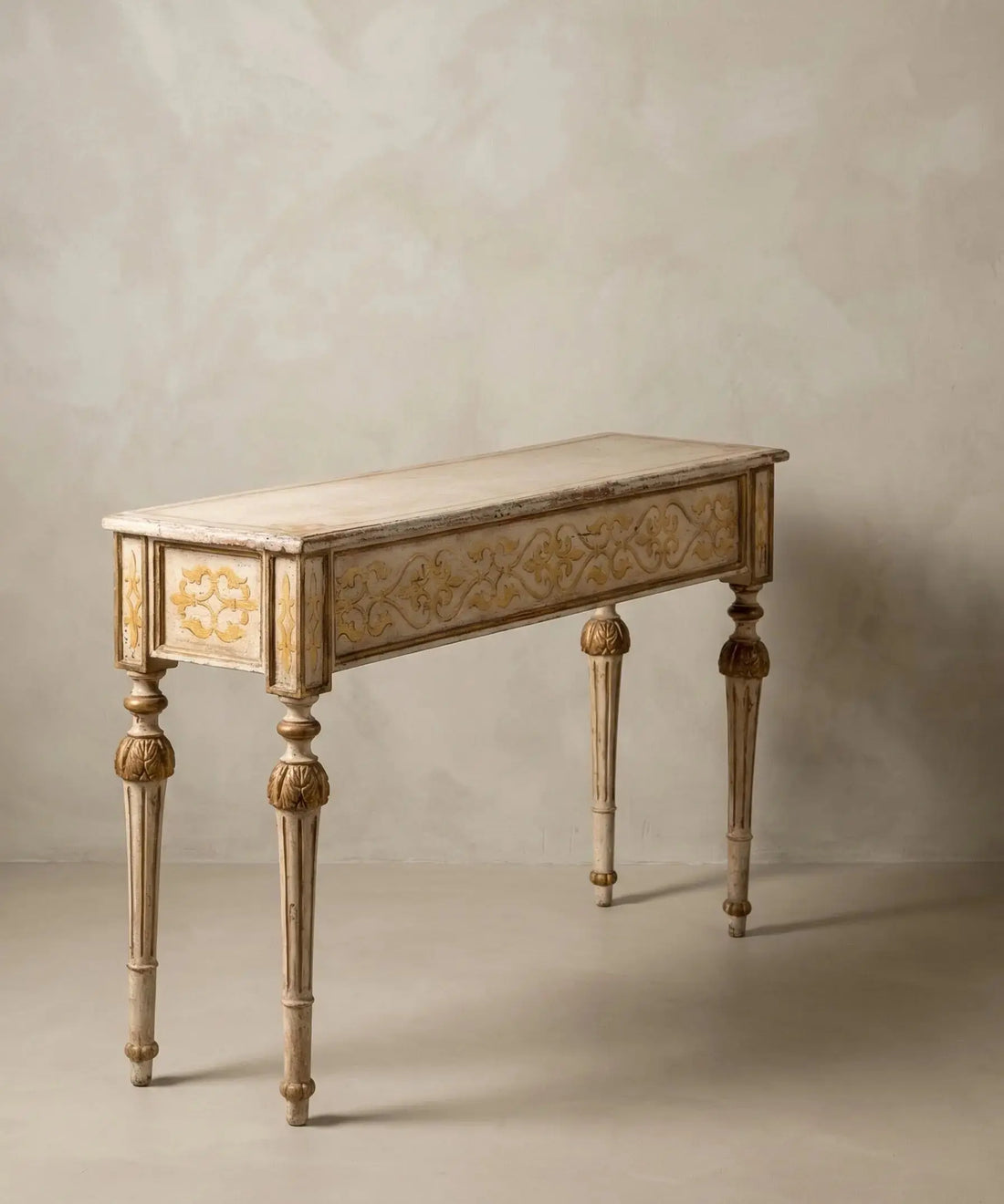 Vista lateral de consola estilo shabby chic mostrando la profundidad y el acabado de la pátina en las patas.