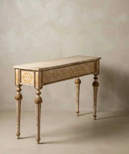 Vista lateral de consola estilo shabby chic mostrando la profundidad y el acabado de la pátina en las patas.