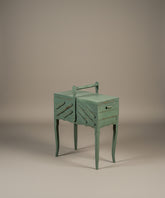 Costurero auxiliar cerrado visto desde ángulo lateral derecho