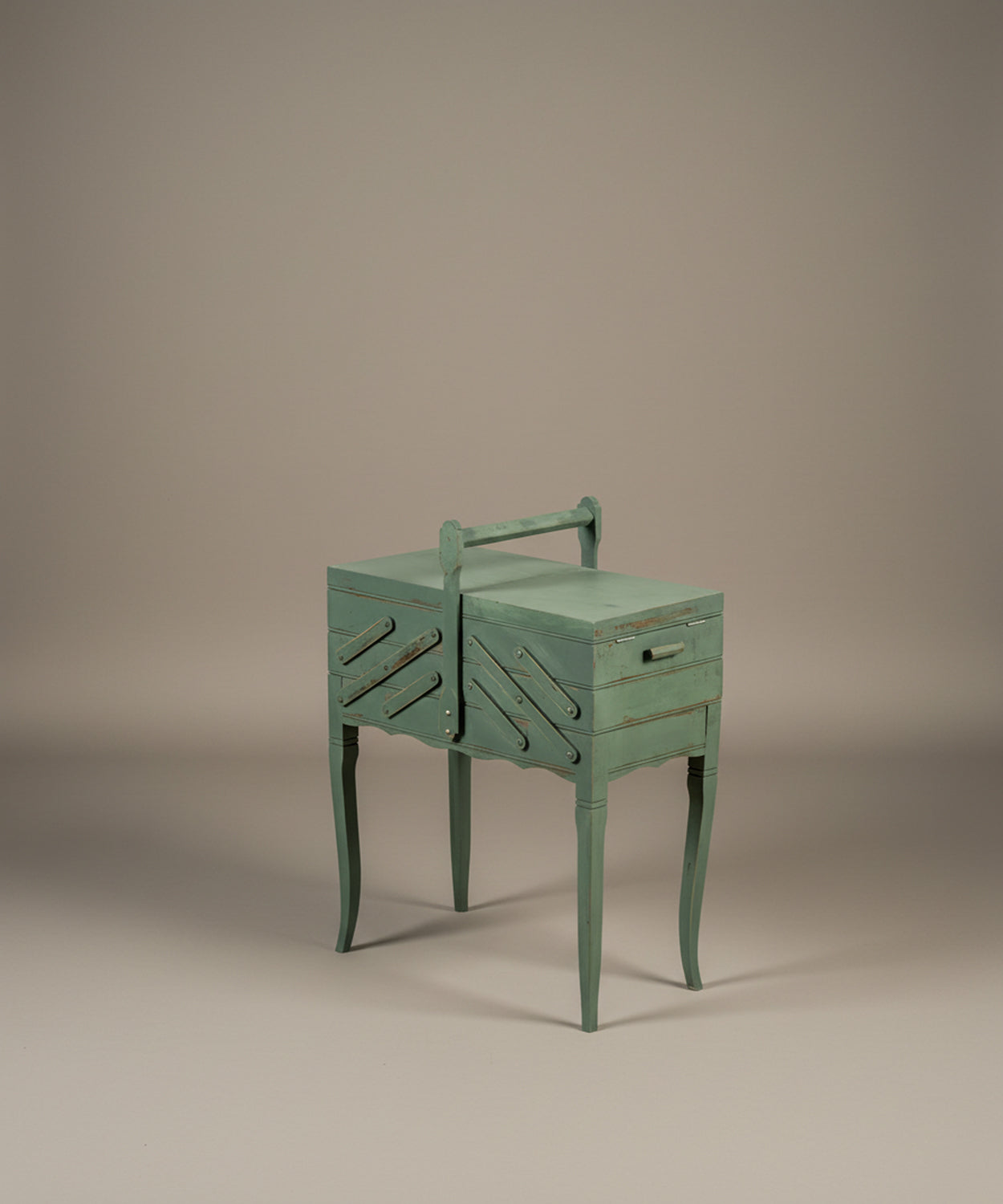 Costurero auxiliar cerrado visto desde ángulo lateral derecho