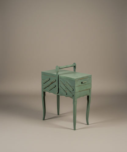 Costurero auxiliar cerrado visto desde ángulo lateral derecho