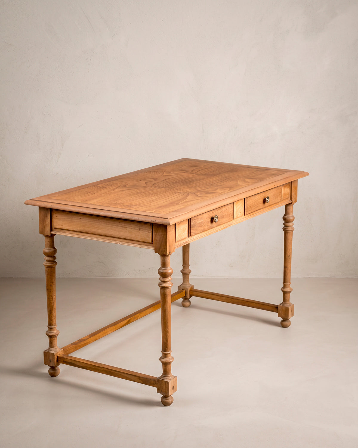Escritorio de nogal vista lateral, patas torneadas en balaustre y pies de bola — Antique Arte y Decoración