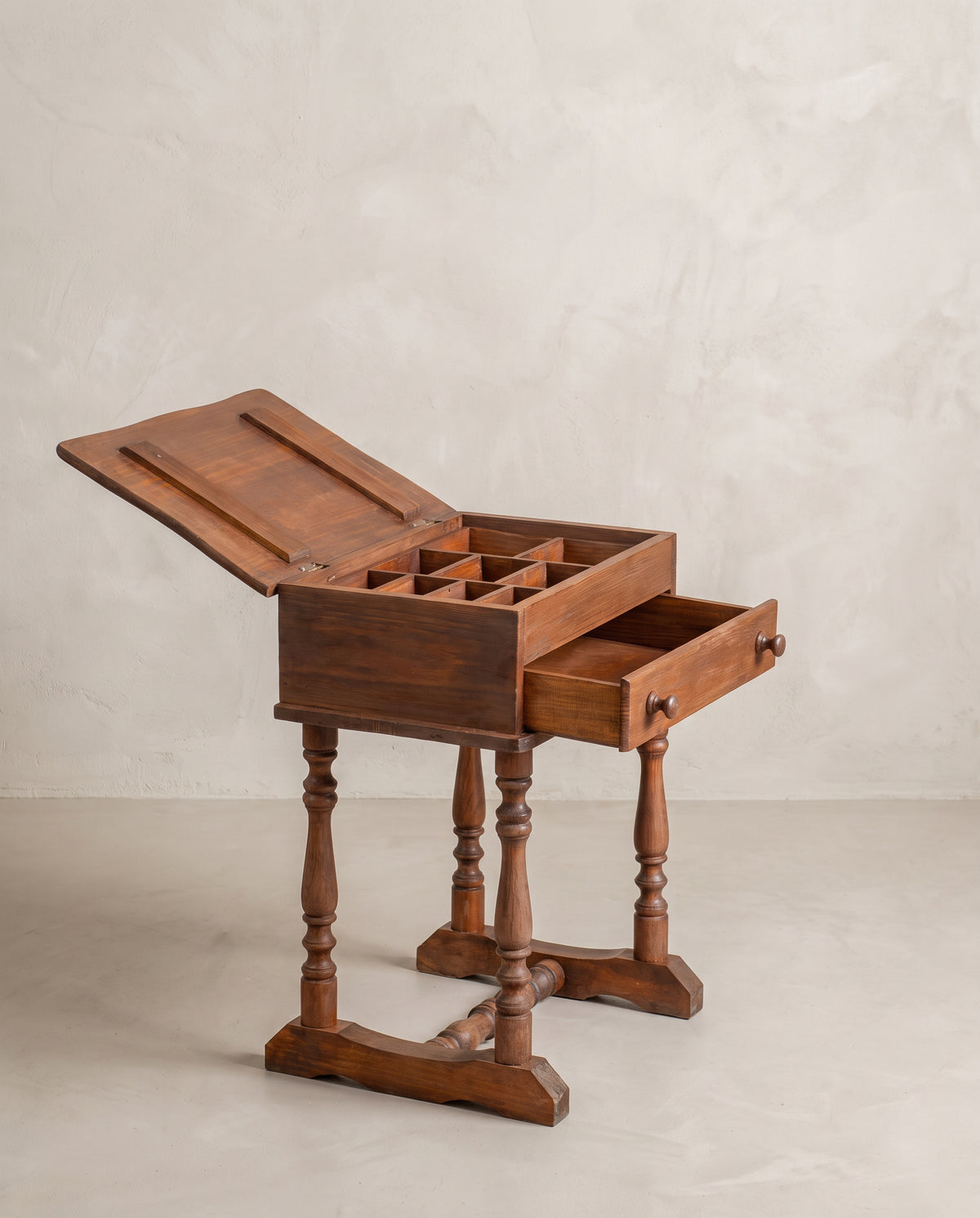 Interior costurero con la tapa levantada, bandeja de compartimentos y cajón abierto — Antique Arte y Decoración