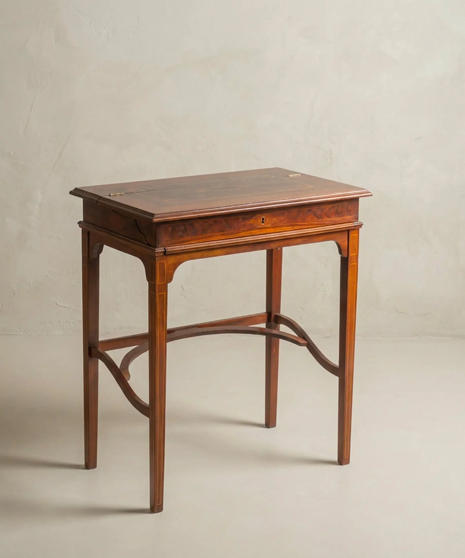 Escritorio secreter inglés caoba vista lateral cerrado travesaños curvos — Antique Arte y Decoración