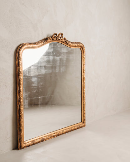 Espejo dorado siglo XIX vista lateral, frontón curvo y moldura de corteza — Antique Arte y Decoración