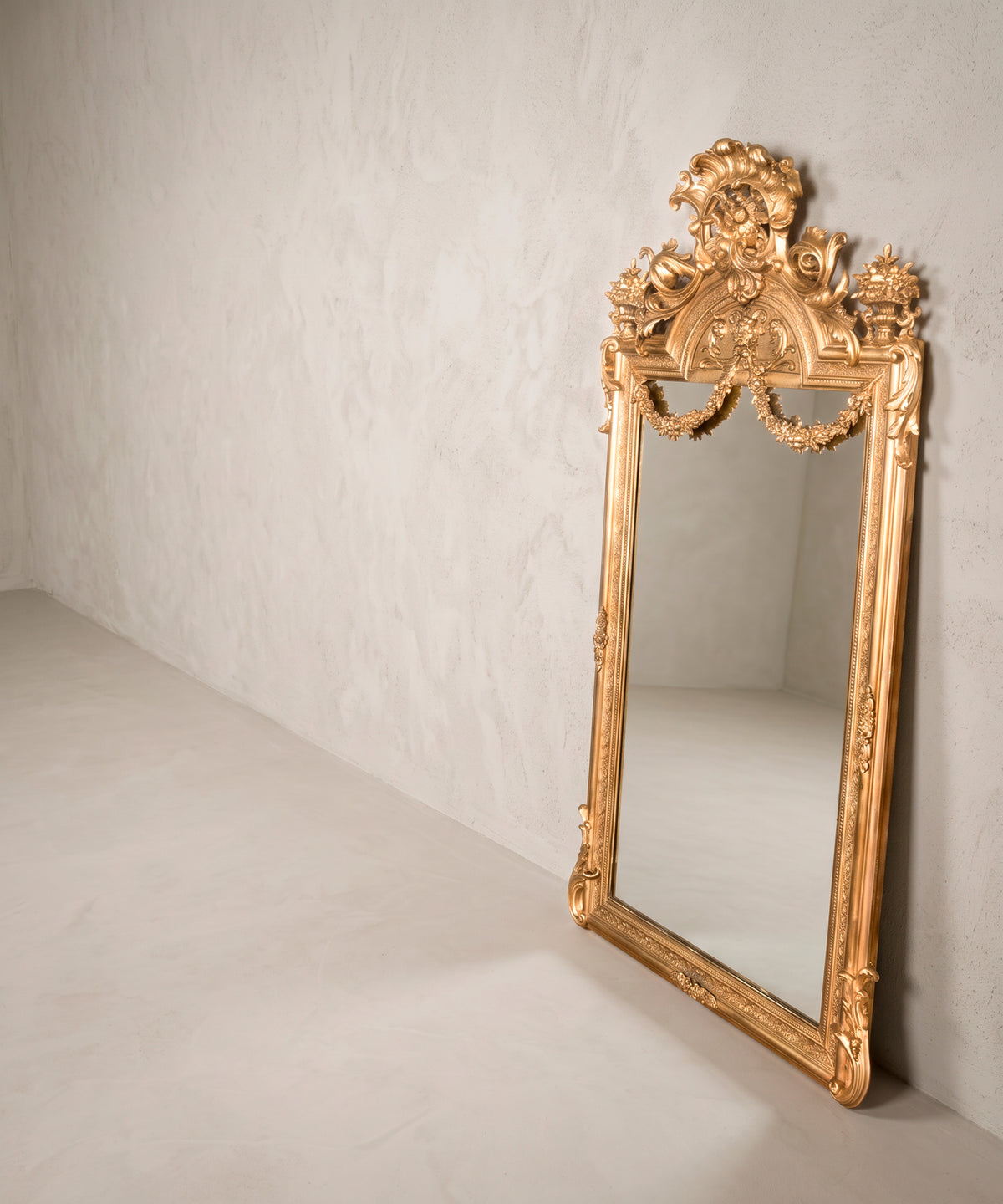 Espejo dorado Napoleón III vista lateral con copete calado y guirnaldas — Antique Arte y Decoración
