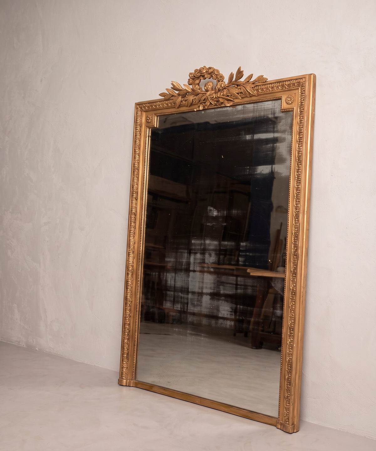 Espejo dorado Luis XVI vista lateral con friso de acanto y copete de laurel — Antique Arte y Decoración