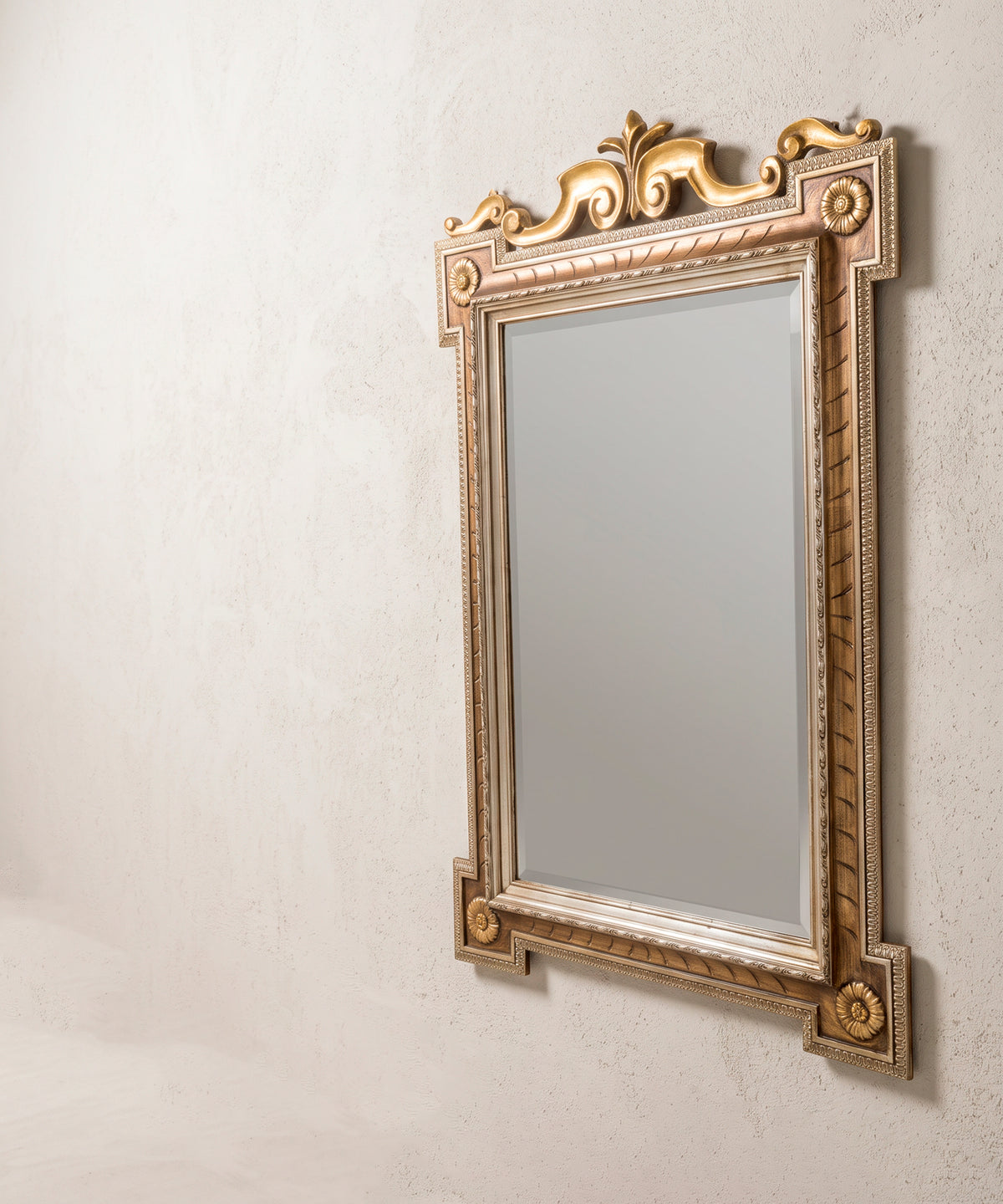 Espejo neoclásico vintage vista lateral con luna biselada y copete dorado — Antique Arte y Decoración