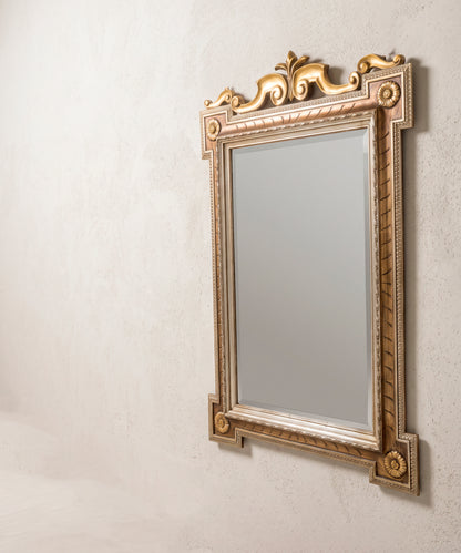 Espejo neoclásico vintage vista lateral con luna biselada y copete dorado — Antique Arte y Decoración