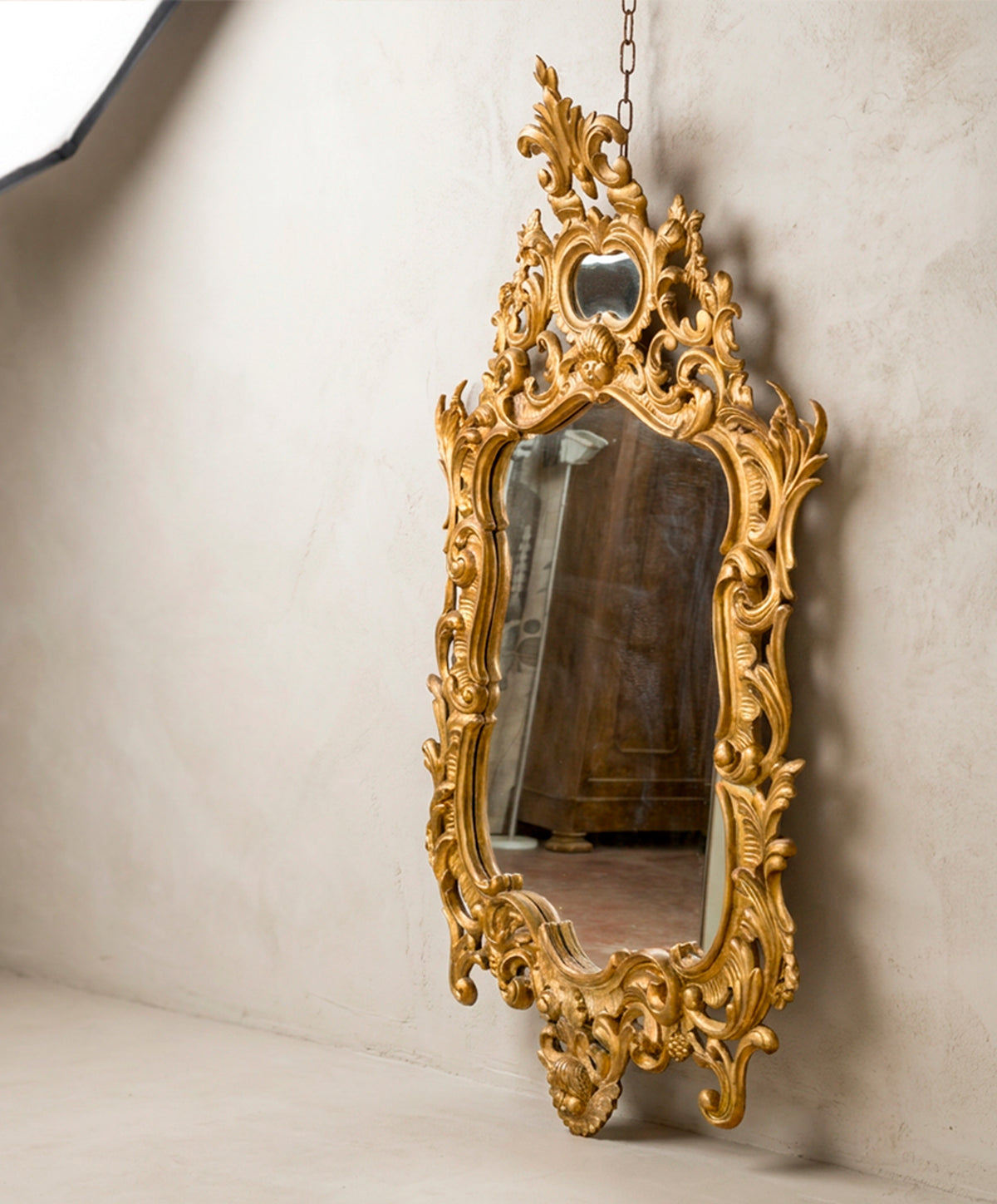Espejo dorado antiguo colgado, vista lateral — Antique Arte y Decoración