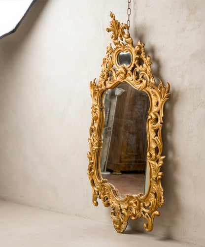 Espejo dorado antiguo colgado, vista lateral — Antique Arte y Decoración