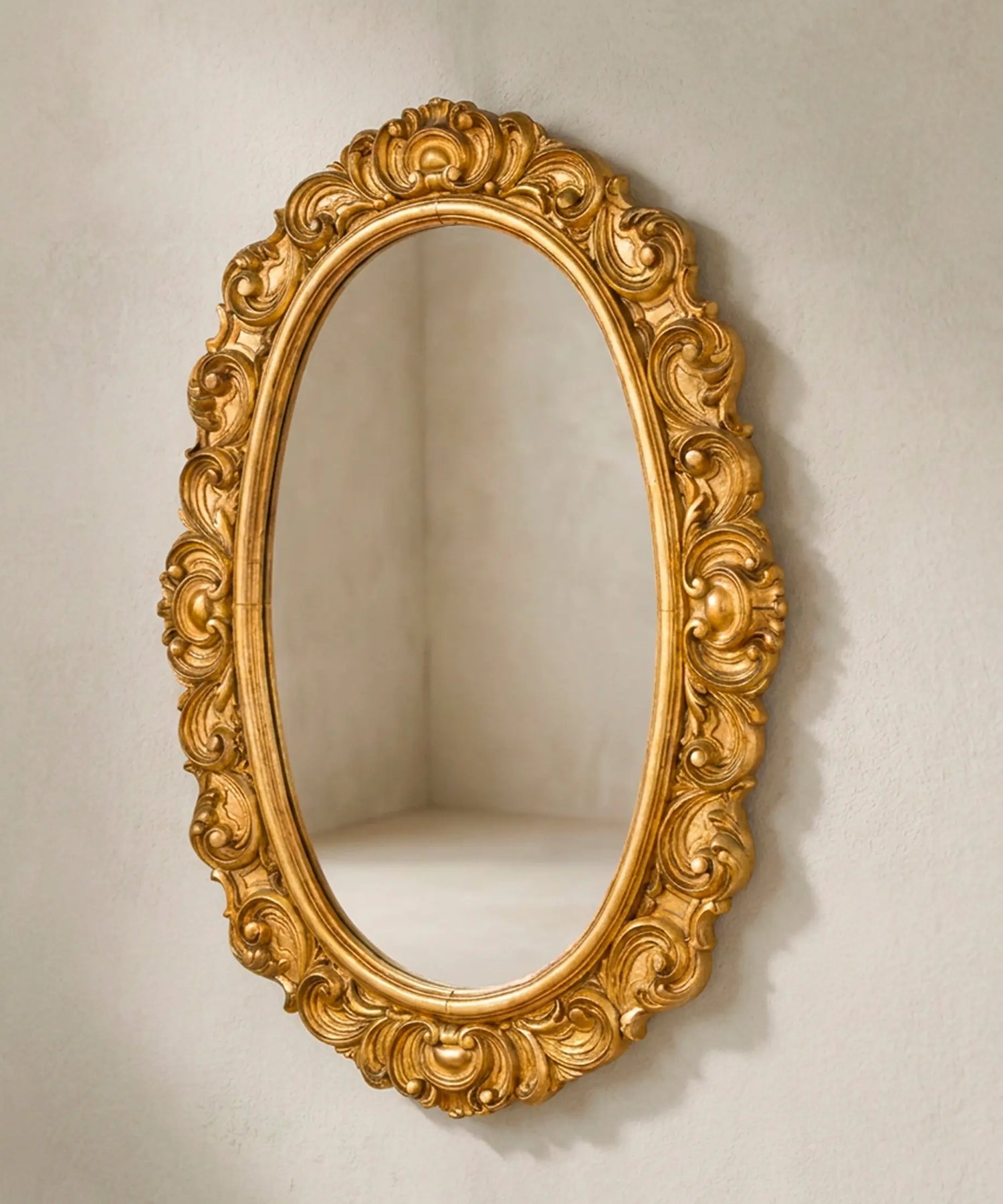 Detalle lateral marco tallado dorado al pan de oro con pátina — Antique Arte y Decoración
