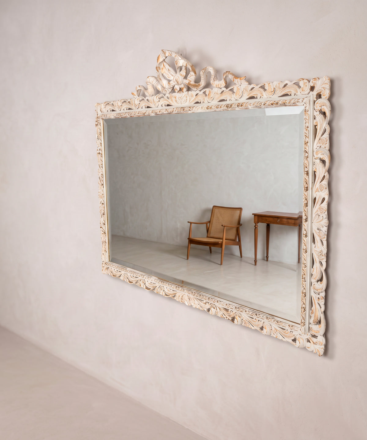 Espejo vintage con marco calado vista lateral, relieve de acanto y luna biselada — Antique Arte y Decoración
