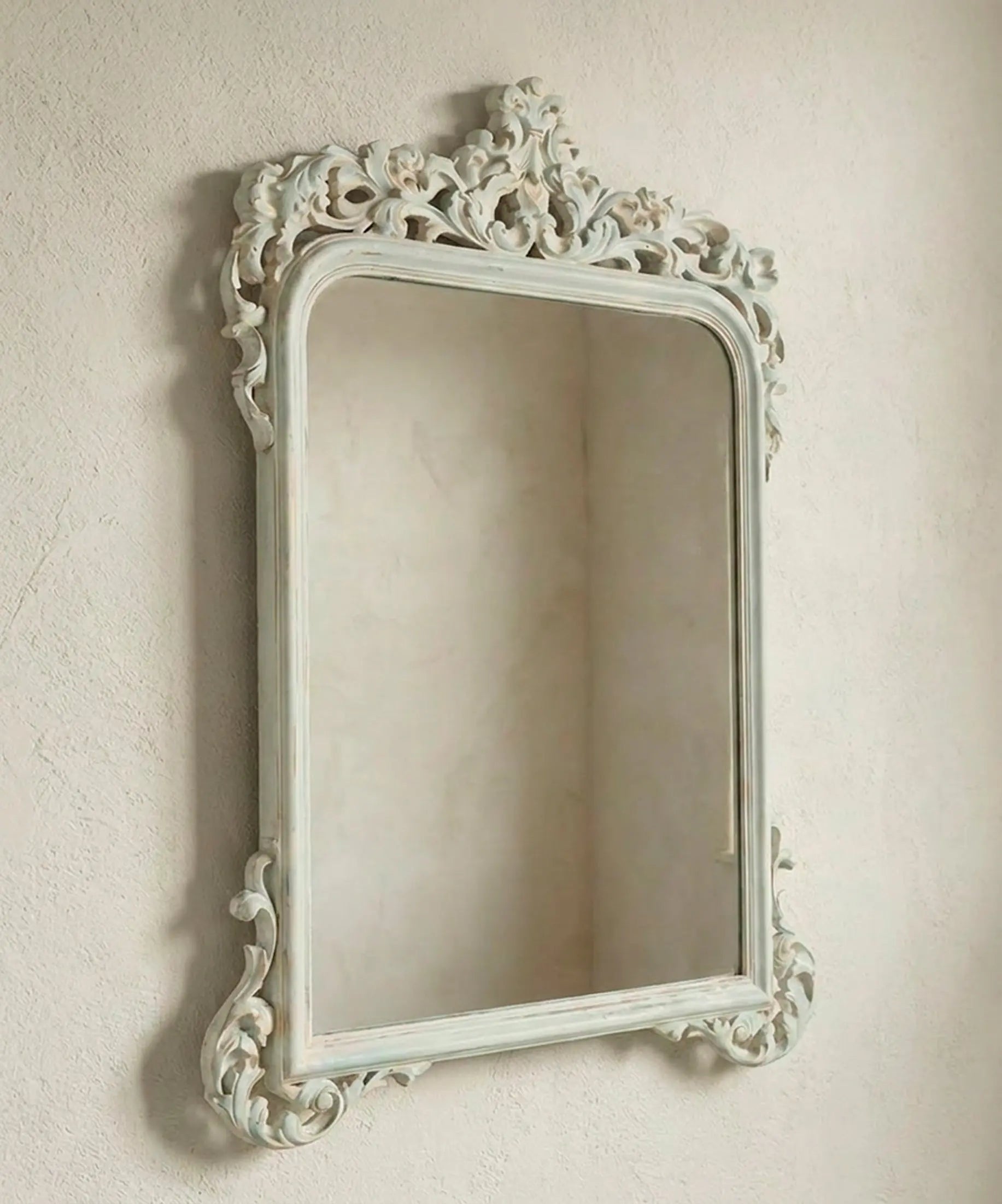 Espejo vintage tallado vista lateral relieve del copete y marco decapado hueso — Antique Arte y Decoración