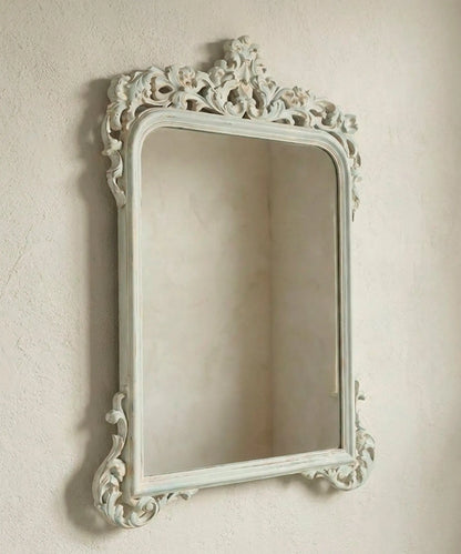 Espejo vintage tallado vista lateral relieve del copete y marco decapado hueso — Antique Arte y Decoración