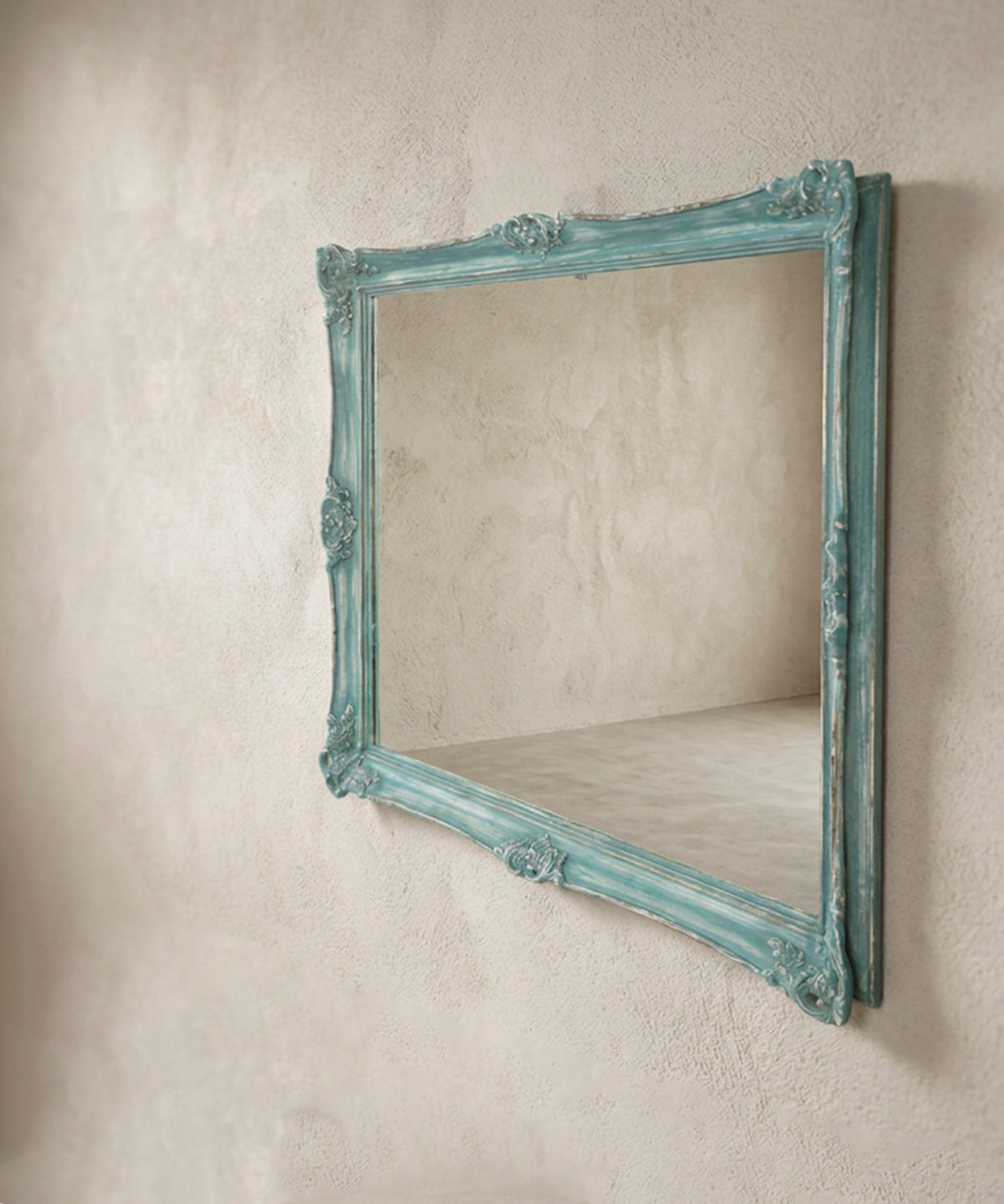 Espejo tallado en azul decapé vista en perspectiva — Antique Arte y Decoración