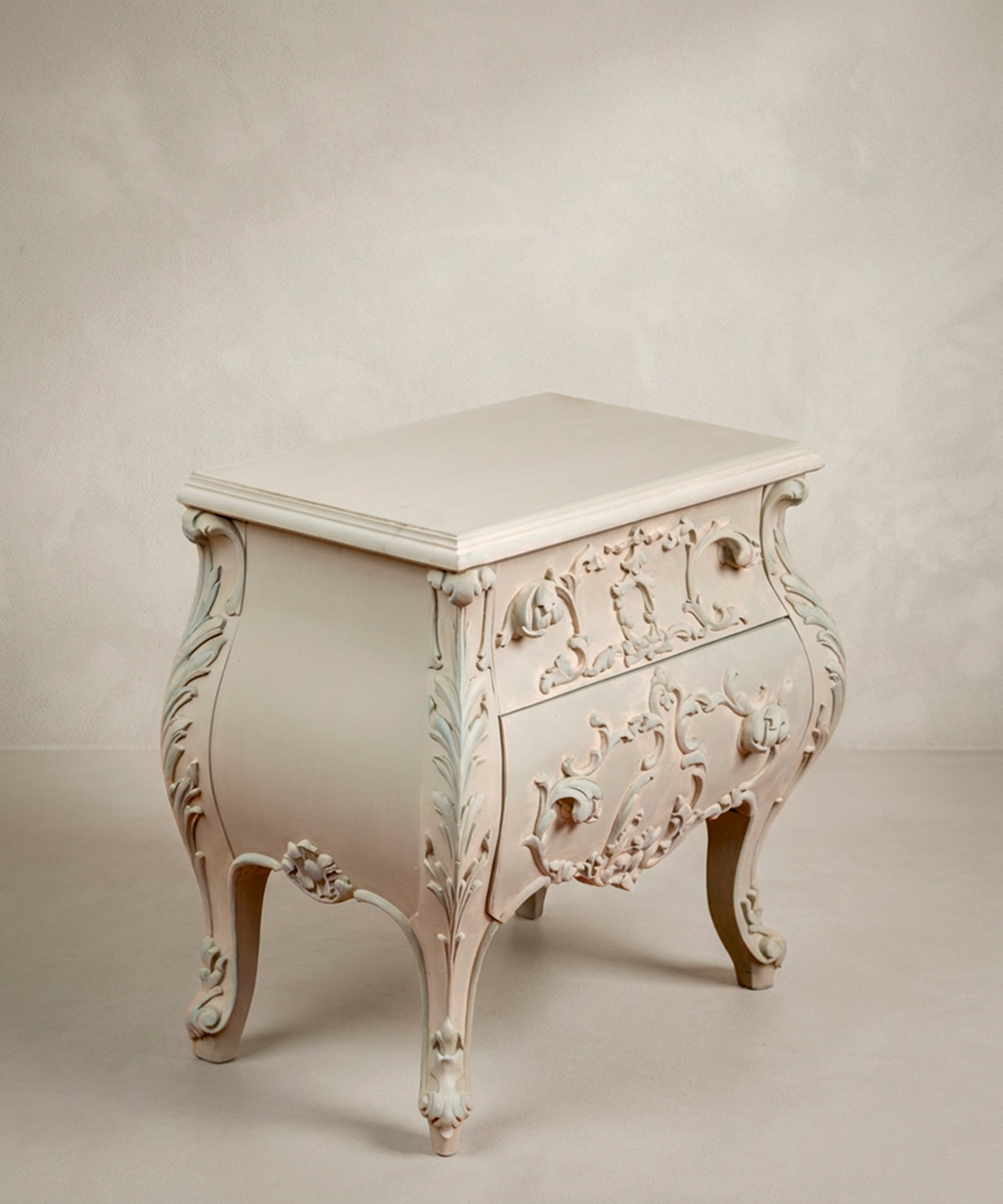 Detalle patas cabriolé en voluta y faldón inferior calado a mano — Antique Arte y Decoración